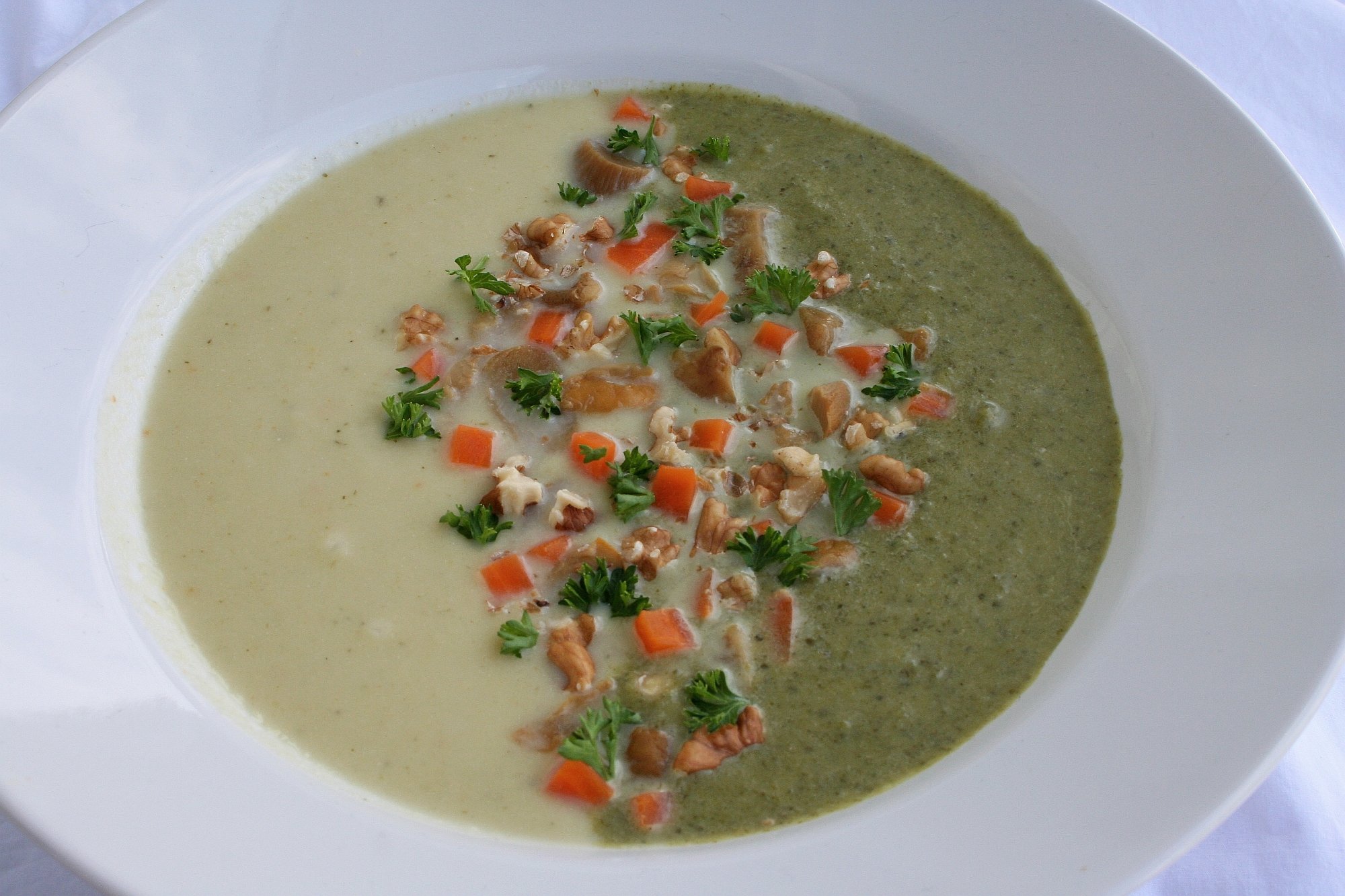 Vegane zweifarbige Wirsing-Suppe mit Möhren-Tofu-Walnuss-Topping 
