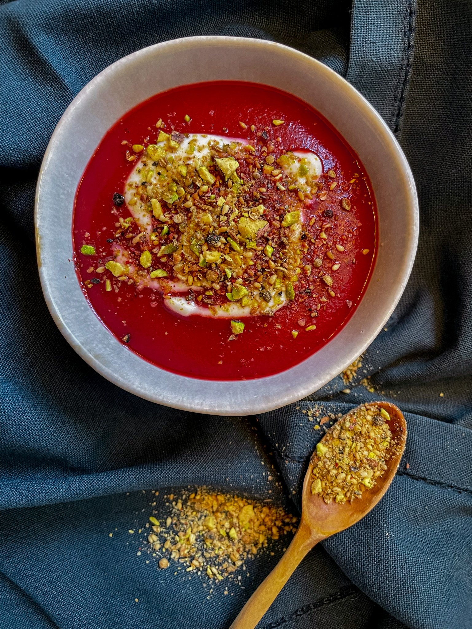 Rote-Bete-Linsen-Suppe mit Pistazien-Dukkah