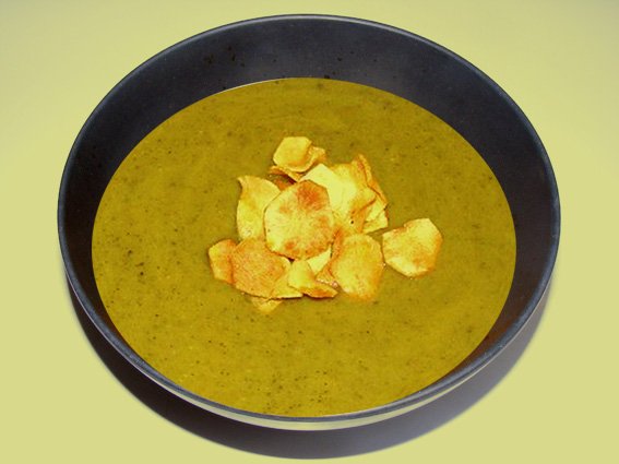 Grünkohl-Sellerie-Pastinaken-Suppe mit Topinambur-Chips